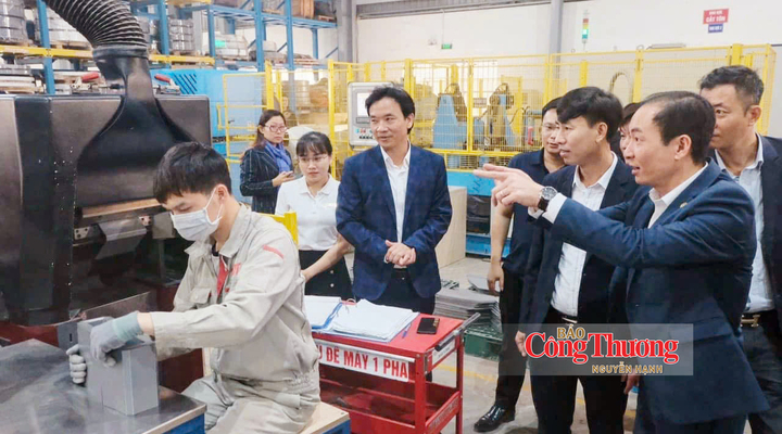 Hiệp hội Doanh nghiệp ngành công nghiệp hỗ trợ TP. Hà Nội thăm quan Công ty Cổ phần Thiết bị Điện MBT trong quá trình làm việc tại nhà máy ở xã Đan Phượng, TP. Hà Nội.