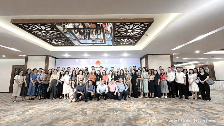 Các đại biểu tham gia hội nghị chụp ảnh lưu niệm.