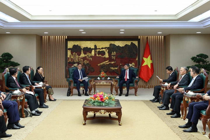 Phó Thủ tướng, Bộ trưởng Bộ Tài chính Lào trân trọng cảm ơn Việt Nam luôn đồng hành, chia sẻ kinh nghiệm và hỗ trợ Lào trong phát triển kinh tế-xã hội, ổn định kinh tế vĩ mô, đào tạo nguồn nhân lực và nâng cao năng lực quản lý nhà nước - Ảnh: chinhphu.vn/Nhật Bắc