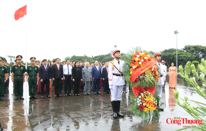Lễ dâng hoa, dâng hương trước Tượng đài Bác Hồ với các dân tộc Tây Nguyên tại Quảng trường Đại Đoàn Kết.