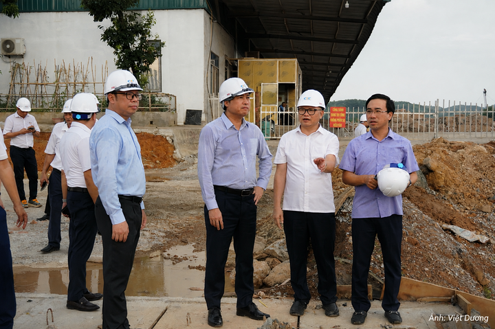 Ông Hoàng Chí Hiền - Giám đốc Sở Công Thương tỉnh Lào Cai (ngoài cùng bên trái) cùng đại diện các đơn vị kiểm tra, đôn đốc việc triển khai các dự án trên địa bàn. Ảnh: Việt Dương