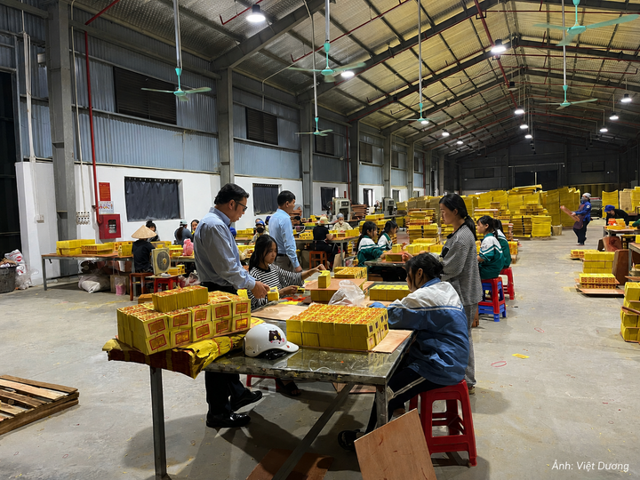 Lãnh đạo Sở Công Thương tỉnh Lào Cai thăm đơn vị sản xuất hàng hoá xuất khẩu. Ảnh: Việt Dương