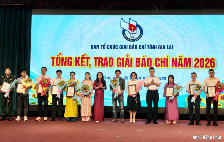 Ban Tổ chức Giải Báo chí tỉnh Gia Lai năm 2026 trao giải cho các tác giả.