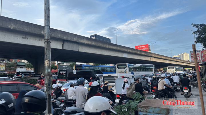 Đường Nguyễn Trãi đoạn từ ngã tư Khuất Duy Tiến về hướng Linh Đàm ghi nhận tình trạng phương tiện di chuyển vô cùng khó khăn.