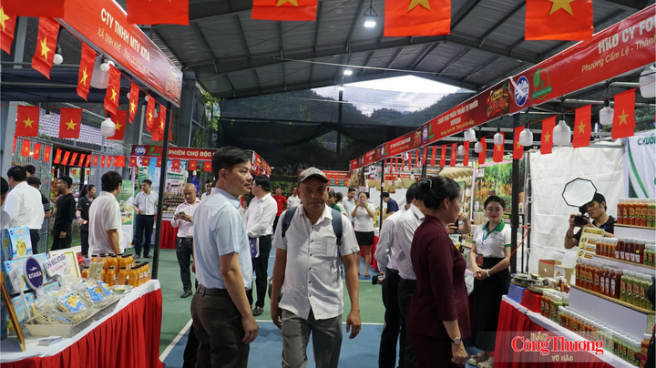 Ông Bùi Văn Xuân, Giám đốc kinh doanh Leaf Village & Farm - Làng Lá cho biết, Phiên chợ Độc lập là hoạt động để thúc đẩy kết nối thương mại với du lịch, đưa các sản phẩm nông đặc sản và văn hóa địa phương đến với du khách. “Thông qua phiên chợ thí điểm chúng tôi sẽ phối hợp với địa phương để thực hiện những hoạt động tương tự với quy mô lớn hơn để khai thác tối đa hiệu quả các tiềm năng, thế mạnh nông sản cũng như văn hóa của địa phương”, ông Xuân nói.