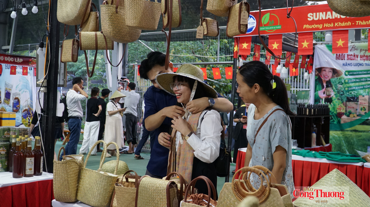 "Phiên chợ Độc lập” gắn với trưng bày, giới thiệu các sản phẩm OCOP, nông sản, sản phẩm đặc trưng địa phương, trong đó có những sản phẩm đến từ các xã miền núi phía Tây Đà Nẵng như xã Trà Leng, xã Tây Giang, xã Trà Tập.