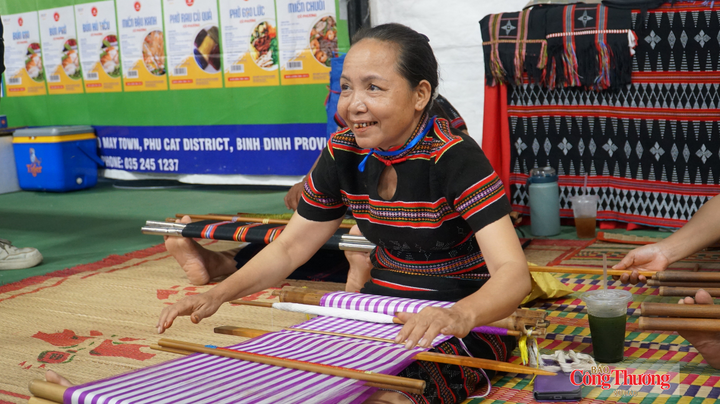 Tại Phiên chợ Độc lập còn trình diễn nghề dệt thổ cẩm của đồng bào dân tộc Cơ Tu đang cư trú, sinh sống tại phường Hải Vân.