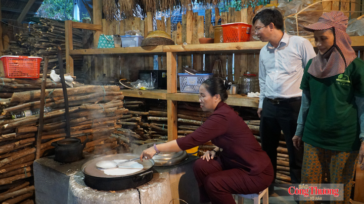 Phó Chủ tịch UBND TP. Đà Nẵng Nguyễn Thị Anh Thi trải nghiệm nghề làm bánh cuốn truyền thống tại chương trình.