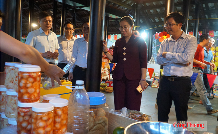 Phó Chủ tịch UBND TP. Đà Nẵng Nguyễn Thị Anh Thi tham quan các gian hàng ẩm thực tại Tuần lễ Du lịch “Hải Vân đánh thức đại ngàn” năm 2026.