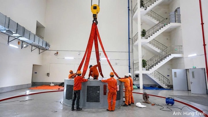 Đội ngũ công nhân kỹ thuật thực hiện công tác sửa chữa lớn tổ máy H2 - Nhà máy Thủy điện Sông Bung 4.