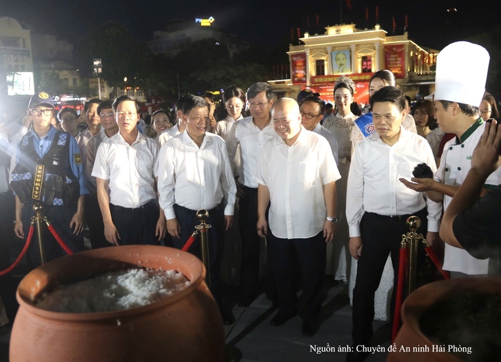 Các đại biểu tham quan các gian hàng tại sự kiện.
