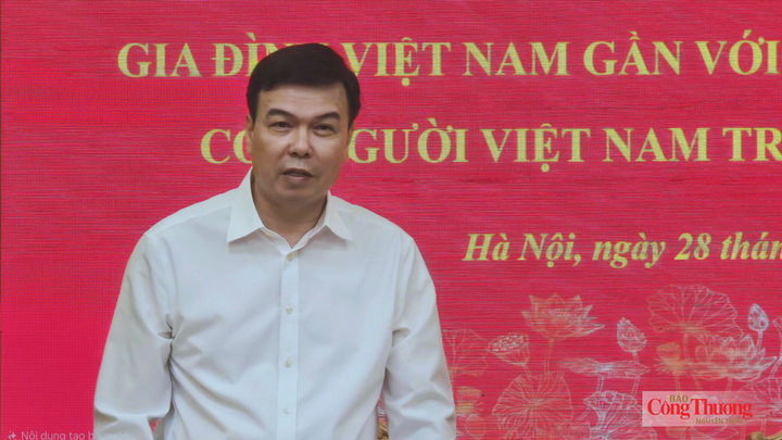 Ông Vũ Hồng Huy - Phó Vụ trưởng Vụ Y tế và Thể thao, Ban Tuyên giáo Trung ương phát biểu khai mạc tọa đàm.