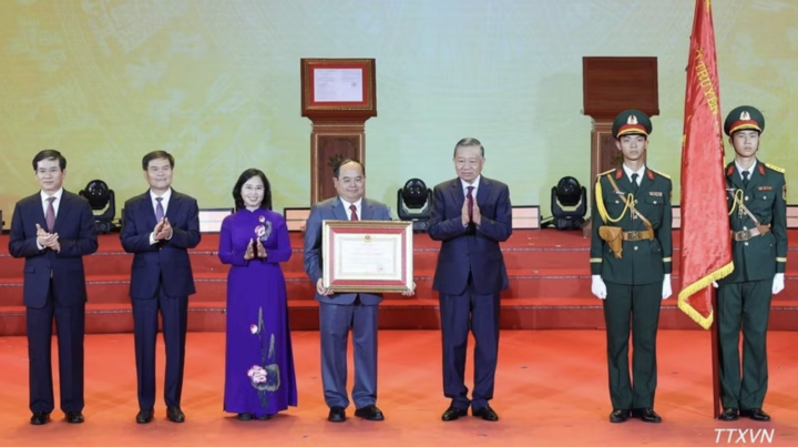 Tổng Bí thư, Chủ tịch nước Tô Lâm trao tặng Huân chương Lao động hạng Nhất cho Đảng bộ, Chính quyền và nhân dân thành phố Quảng Ninh. Ảnh: TTXVN