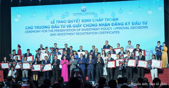 Lãnh đạo tỉnh Tây Ninh trao Quyết định chấp thuận chủ trương đầu tư và Giấy chứng nhận đăng ký đầu tư cho các doanh nghiệp, nhà đầu tư tại hội nghị.