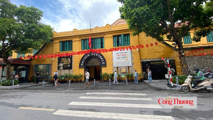 Nhiều du khách đến tham quan, tìm hiểu tại di tích lịch sử Nhà tù Hỏa Lò dịp Quốc khánh 2/9.