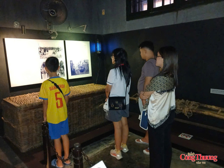 Không chỉ người lớn, nhiều em nhỏ được gia đình đưa đến Nhà tù Hỏa Lò, trực tiếp tìm hiểu những câu chuyện lịch sử qua hình ảnh và hiện vật.
