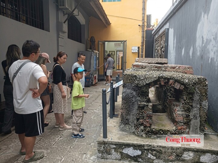 Du khách tìm hiểu dấu tích cửa cống ngầm, nơi gắn với những cuộc vượt ngục của tù chính trị tại Nhà tù Hỏa Lò.