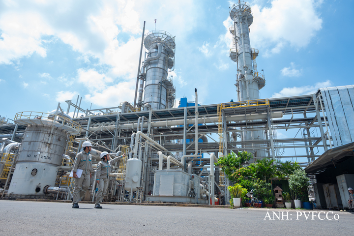 PVFCCo – Phú Mỹ được cấp chứng nhận phù hợp tiêu chuẩn ISO 14064-1:2018 cho “Báo cáo Kiểm kê khí nhà kính năm 2025” của Nhà máy Đạm Phú Mỹ. Ảnh: PVFCCo