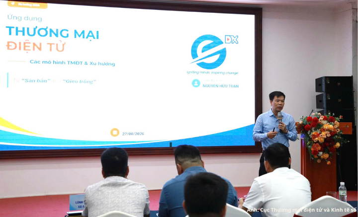 Ông Nguyễn Hữu Tuấn - Giám đốc eComDX chia sẻ tại Hội nghị