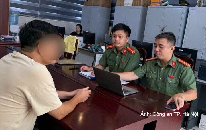 Lực lượng Công an TP. Hà Nội làm việc với người vi phạm.