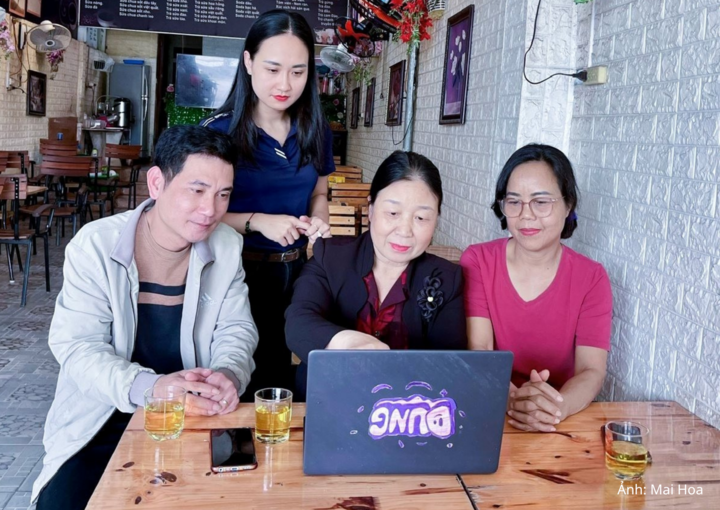 Ở khu vực miền núi, nông thôn, các chi bộ tổ chức "cầm tay chỉ việc" cho đảng viên về các thủ tục hành chính của Đảng trên môi trường điện tử