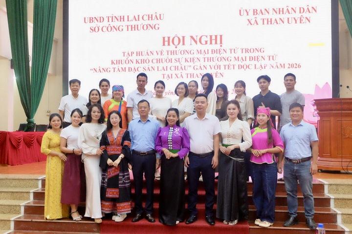 Phó Giám đốc Sở Công Thương tỉnh Lai Châu Trần Văn Hùng cùng các đại biểu, KOL, nhà sáng tạo nội dung số, Á hậu 1 cuộc thị Hoa hậu Hữu nghị Hòa Bình Quốc tế 2026 Lò Thị Son chụp ảnh lưu niệm tại buổi tập huấn.