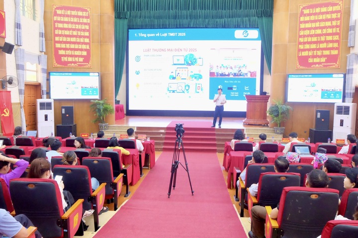 Ông Nguyễn Hữu Tuấn, Giám đốc Trung tâm Phát triển thương mại điện tử và Công nghệ số - Cục Thương mại điện tử và Kinh tế số, Bộ Công Thương giới thiệu về Luật Thương mại điện tử tại sự kiện.
