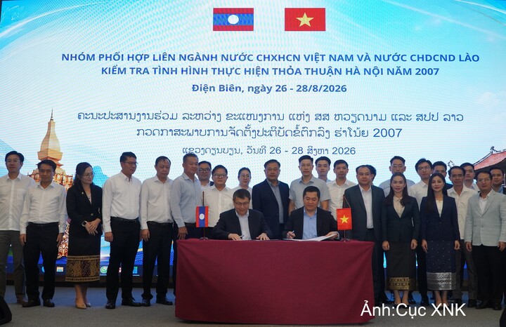 Đại diện Nhóm phối hợp liên ngành hai nước Việt Nam và Lào ký Biên bản làm việc.
