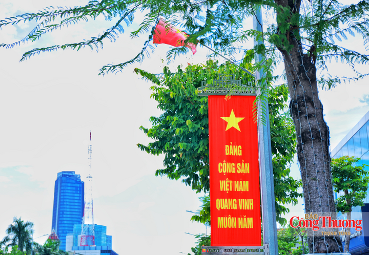 Các cụm pano, áp phích khổ lớn khơi dậy niềm tự hào dân tộc, giáo dục truyền thống yêu nước cho các thế hệ.