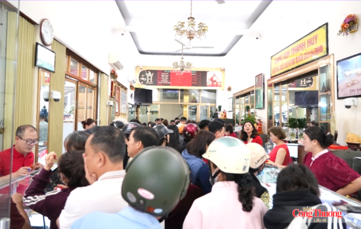 Cuối năm 2025, người dân chen chúc mua vàng tại các cửa hàng