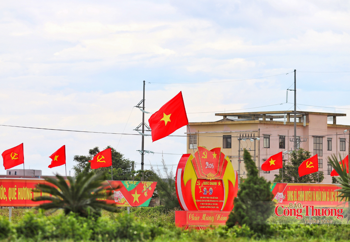 Tại xã Lộc Hà, cờ Tổ quốc, cờ Đảng rợp bóng trên những cung đường khang trang, sạch đẹp.