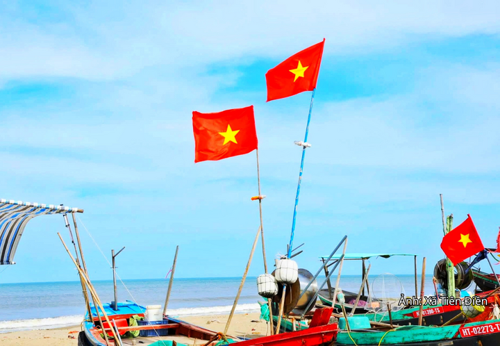 Lá cờ đỏ sao vàng tung bay trên mỗi con thuyền không chỉ là tín hiệu nhận diện, là niềm tự hào cội nguồn mà còn là "cột mốc sống", khẳng định chủ quyền biển, đảo thiêng liêng của Tổ quốc.