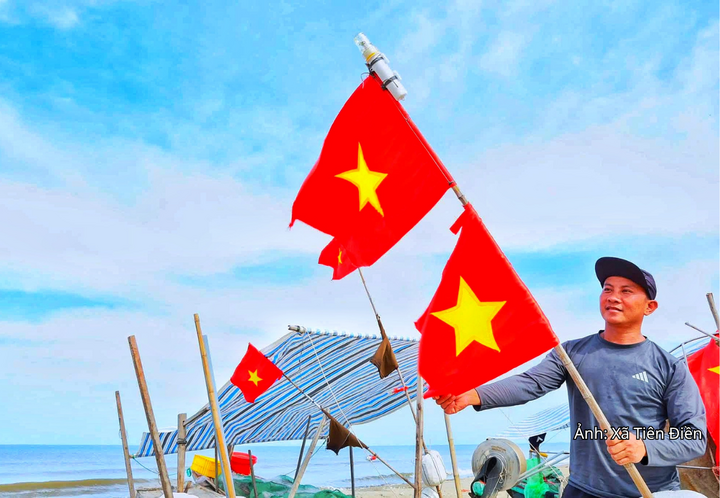 Tại miền biển, bà con ngư dân không ai bảo ai, đồng loạt thay mới cờ Tổ quốc trên những con tàu cá.