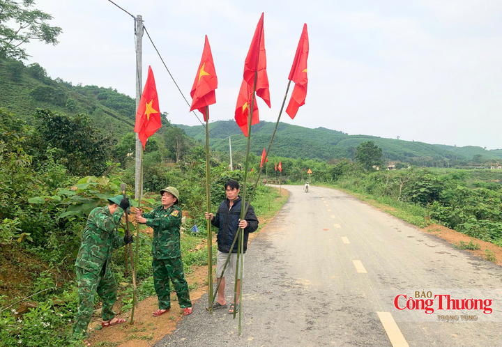 Dưới sự hỗ trợ của lực lượng Bộ đội Biên phòng, những trục đường bản trở nên rực rỡ với cờ hoa.