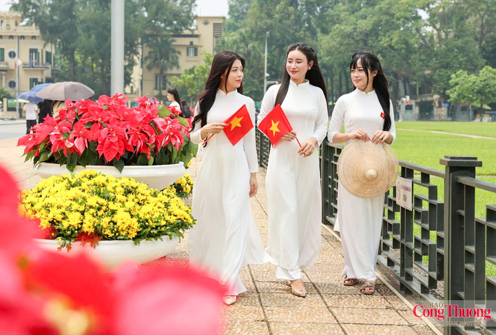 Mùa Thu đẹp nhất khi phố phường rợp bóng cờ hoa, nhắc nhở người dân về sự nghiệp cách mạng vĩ đại của dân tộc.