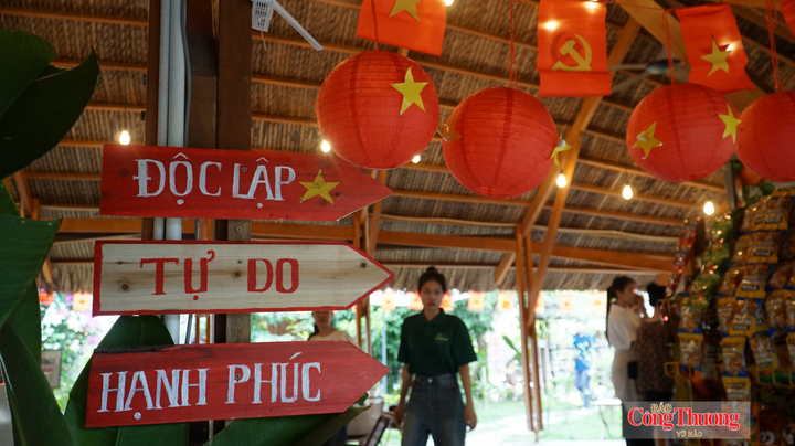 Điểm check-in với tiêu ngữ "Độc lập - Tự do - Hạnh phúc" tại Leaf Village & Farm - Làng Lá