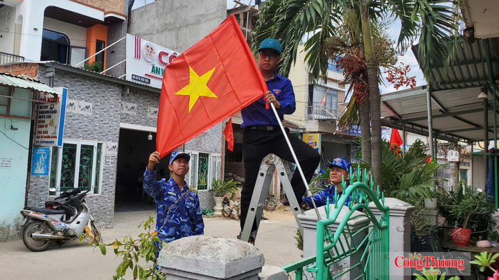 ... đến các tuyến đường thôn xóm ở các xã miền núi, miền biển đều rực rỡ sắc cờ đỏ sao vàng.