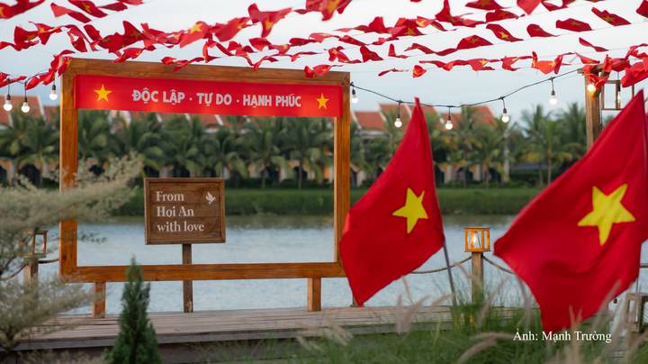 Một điểm trang trí check-in mừng Quốc khánh 2/9 tại phường Hội An.