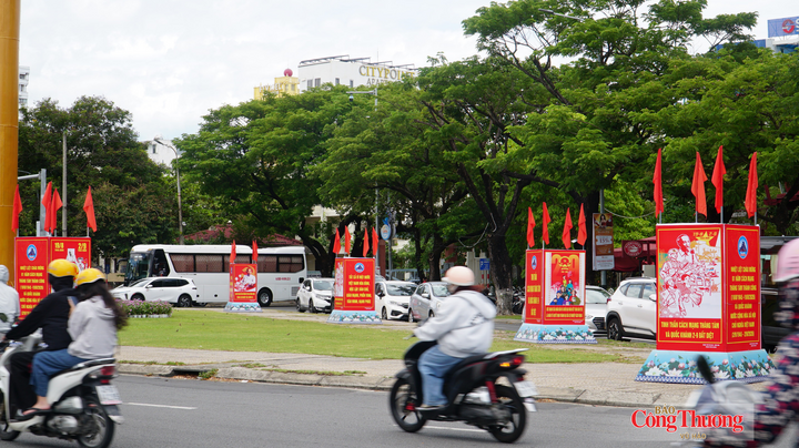 Từ các tuyến đường trung tâm TP. Đà Nẵng phủ dày đặc pano, biểu ngữ chào mừng Tết Độc lập...