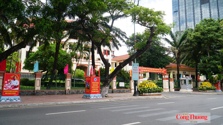 Tại các cơ quan công sở như Thành ủy, UBND TP. Đà Nẵng, các xã, phường..., pano, cờ hiệu đã được trang hoàng ngay từ giữa tháng 8/2026 để chào mừng 81 năm Cách mạng Tháng Tám (19/8/1945 - 19/8/2026) và Quốc khánh 2/9.