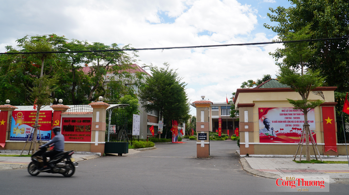 Rực sắc cờ tại trụ sở Đảng ủy, UBND phường Thanh Khê.