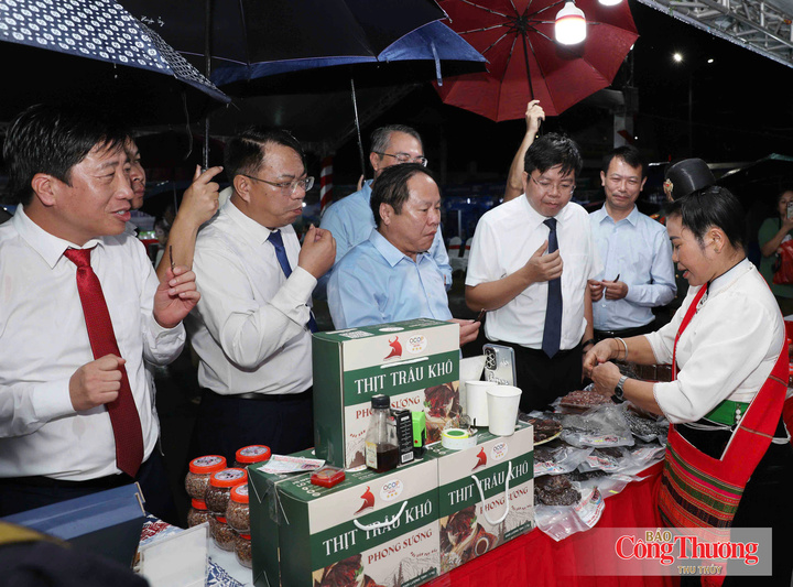 Các đại biểu tham quan gian hàng OCOP tại chuỗi sự kiện.