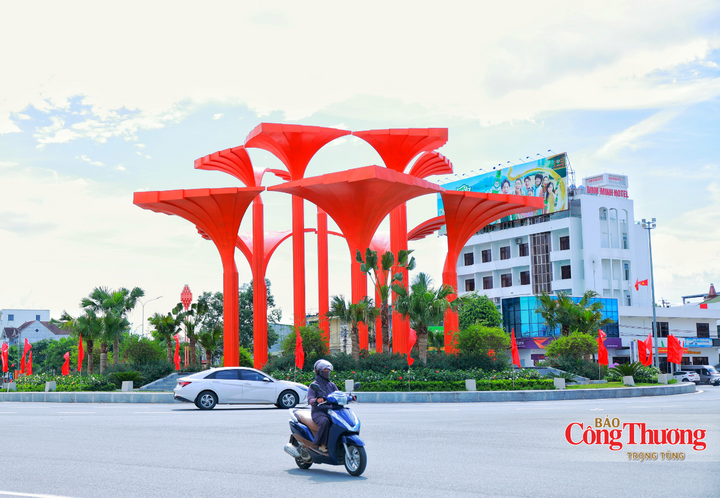Tại trung tâm đô thị, đặc biệt là các tuyến phố chính của phường Thành Sen, không khí chuẩn bị chào mừng kỷ niệm 81 năm Quốc khánh nước Cộng hòa Xã hội Chủ nghĩa Việt Nam (2/9/1945 - 2/9/2026) đang diễn ra vô cùng trang trọng.