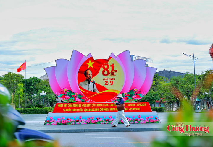 Bà Nguyễn Thị Hiền (người dân sinh sống trên tuyến phố Phan Đình Phùng, phường Thành Sen) chia sẻ: "đi dưới bóng cờ hoa rợp trời của thành phố, trong tôi lại trào dâng một cảm xúc bồi hồi, tự hào khó tả. Đường phố được trang hoàng không chỉ mang lại vẻ đẹp khang trang, rực rỡ cho đô thị mà còn là lời nhắc nhở sâu sắc đối với mỗi người dân, đặc biệt là thế hệ trẻ về giá trị của nền độc lập, hòa bình mà ông cha ta đã đánh đổi bằng máu xương".
