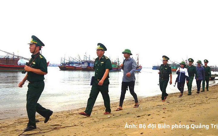 Cán bộ, chiến sỹ đồn biên phòng cửa khẩu Cảng Gianh tuần tra biên giới biển.