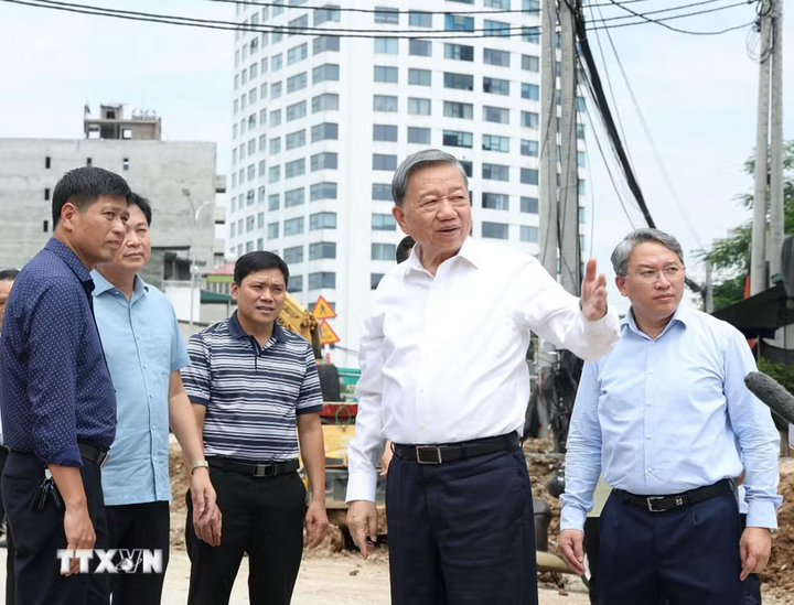 Tổng Bí thư, Chủ tịch nước Tô Lâm đi kiểm tra thực địa tại Dự án đầu tư xây dựng đường Vành đai 1 (đoạn Hoàng Cầu-Voi Phục). Ảnh: Thống Nhất/TTXVN