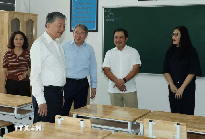 Tổng Bí thư, Chủ tịch nước Tô Lâm kiểm tra cơ sở vật chất chuẩn bị cho năm học mới tại Trường THPT Hoàng Quán Chi, phường Yên Hòa. (Ảnh: Thống Nhất/TTXVN)