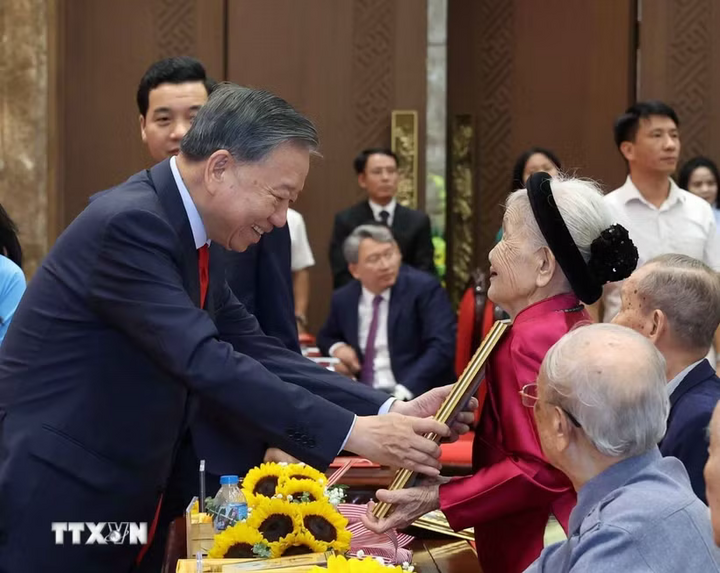 Tổng Bí thư, Chủ tịch nước Tô Lâm trao tặng chứng nhận Huy hiệu 80 năm tuổi Đảng tới đảng viên lão thành.