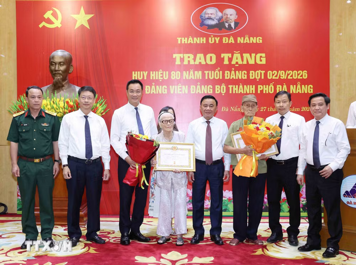 Thường trực Ban Bí thư Trần Cẩm Tú trao Huy hiệu 80 năm tuổi Đảng cho đảng viên lão thành Nguyễn Thị Hữu và Hồ Văn Lang, Đảng bộ thành phố Đà Nẵng.