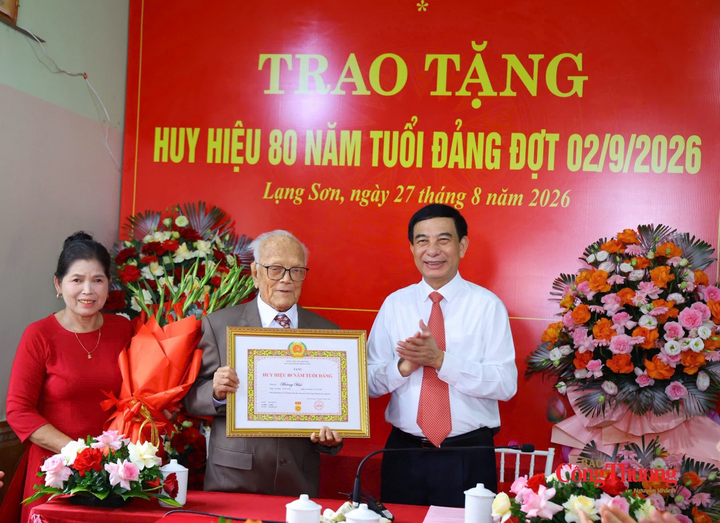 Đại tướng Phan Văn Giang trao Huy hiệu 80 năm tuổi Đảng tới đảng viên lão thành Hoàng Hai tại tỉnh Lạng Sơn.